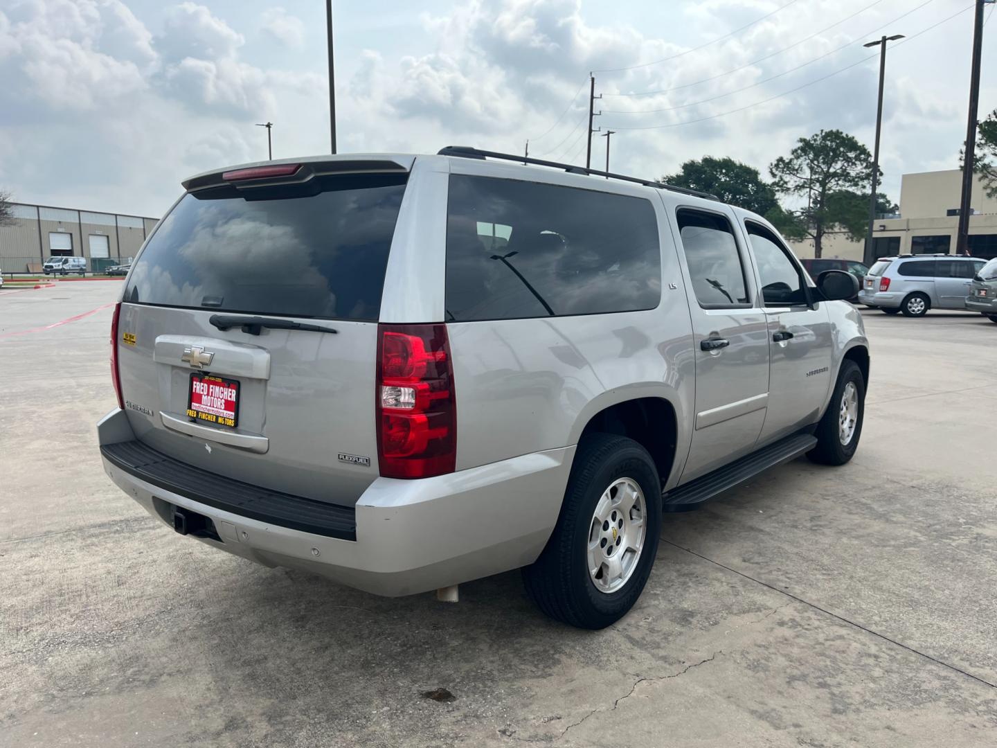 2009 SILVER /TAN Chevrolet Suburban LS 1500 2WD (1GNFC16069J) with an 5.3L V8 OHV 16V FFV engine, 4-Speed Automatic transmission, located at 14700 Tomball Parkway 249, Houston, TX, 77086, (281) 444-2200, 29.928619, -95.504074 - Photo#6